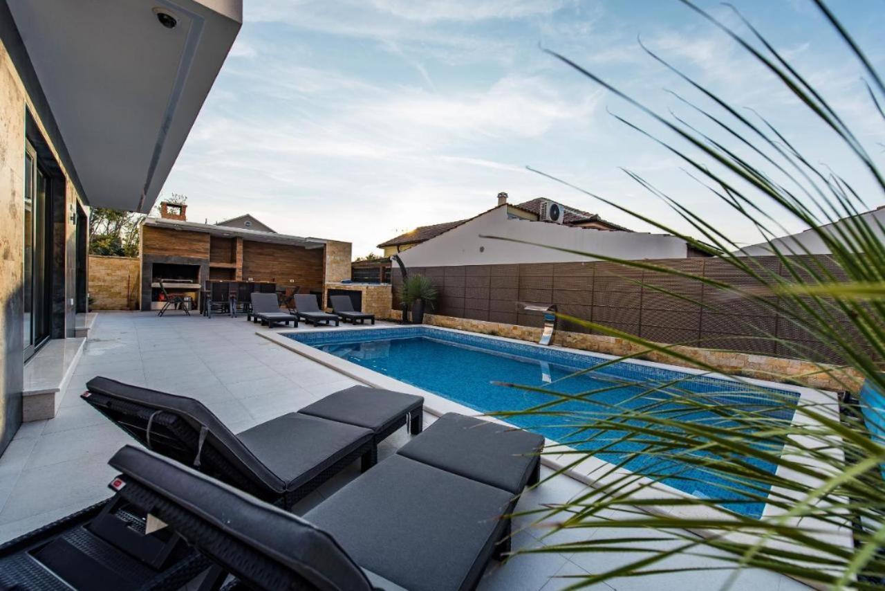 Lisa By Belmont Realty Villa