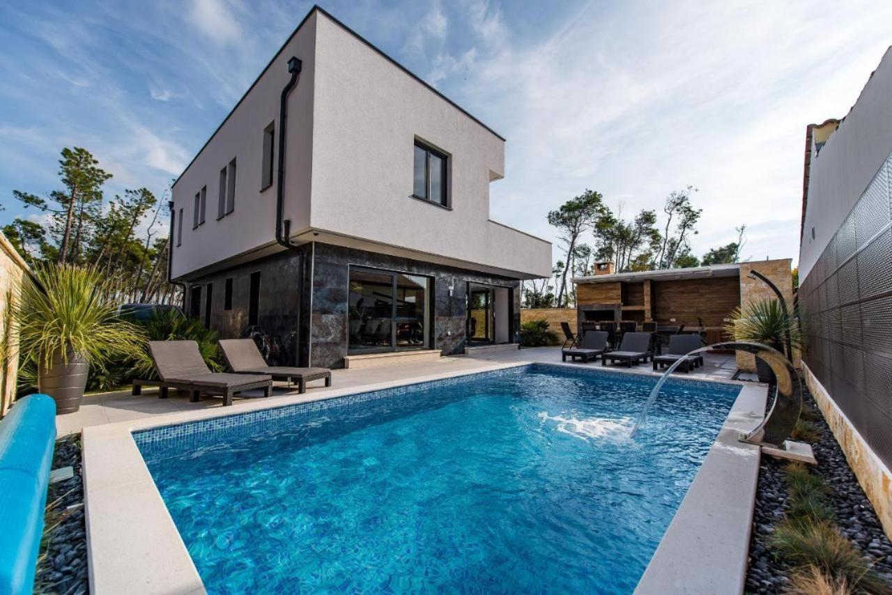 Villa Lisa By Belmont Realty *